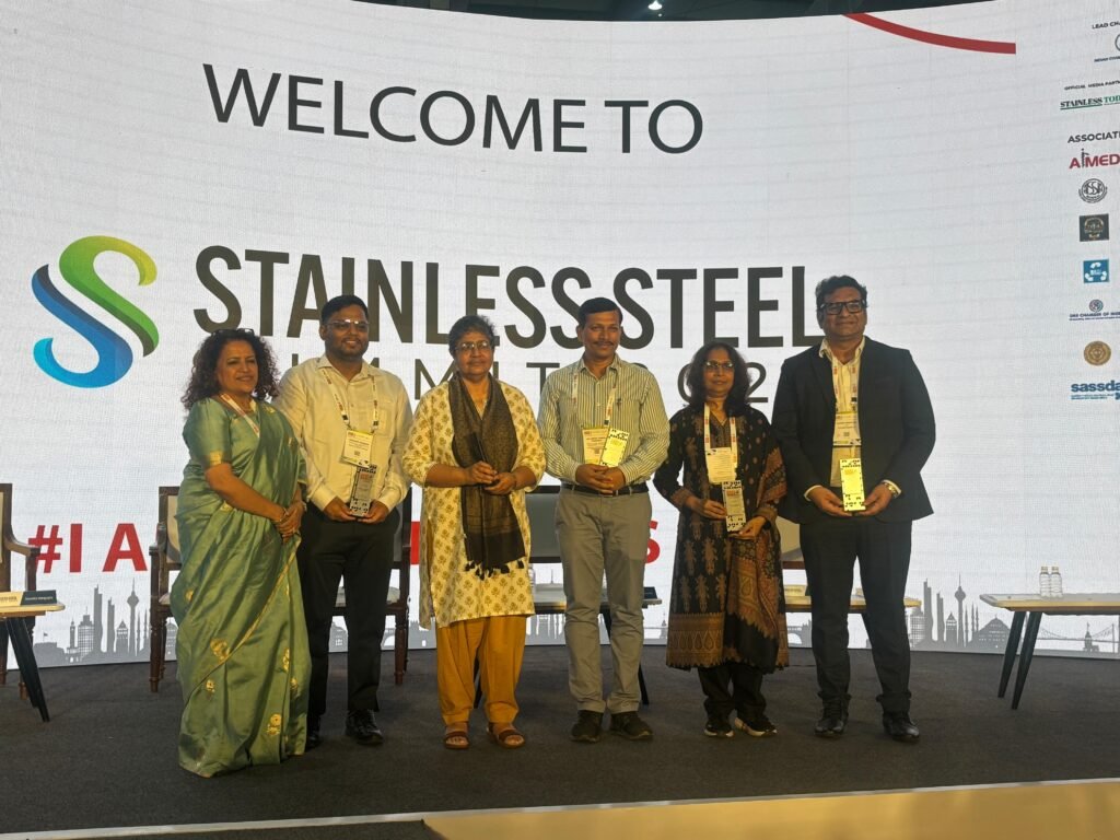 Anitha Raghunath felicitating the speakers with a momento